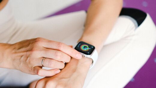 VYHRAJ APPLE WATCH!